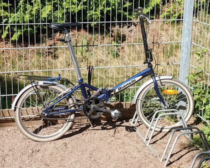 Das Bianchi Dienstklapp-Rad ist abgestellt.